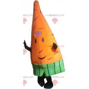 Mascot gigantische oranje wortel. Plantaardige mascotte -